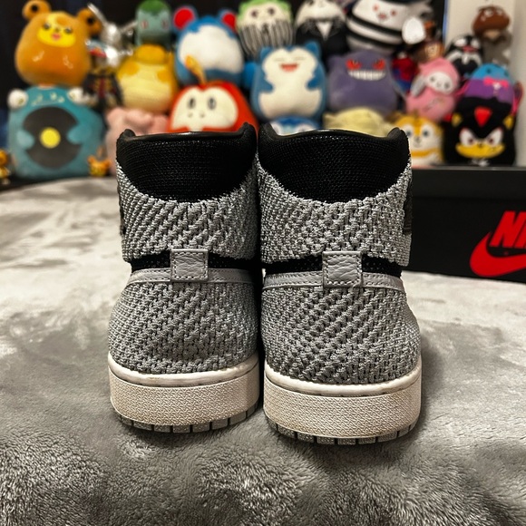 Air Jordan 1 Shadow Flyknit - Picture 4 of 9